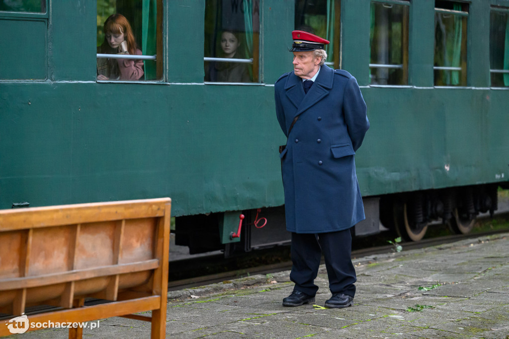 Daniel Olbrychski na planie sochaczewskiej wąskotorówki