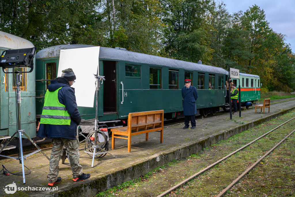 Daniel Olbrychski na planie sochaczewskiej wąskotorówki