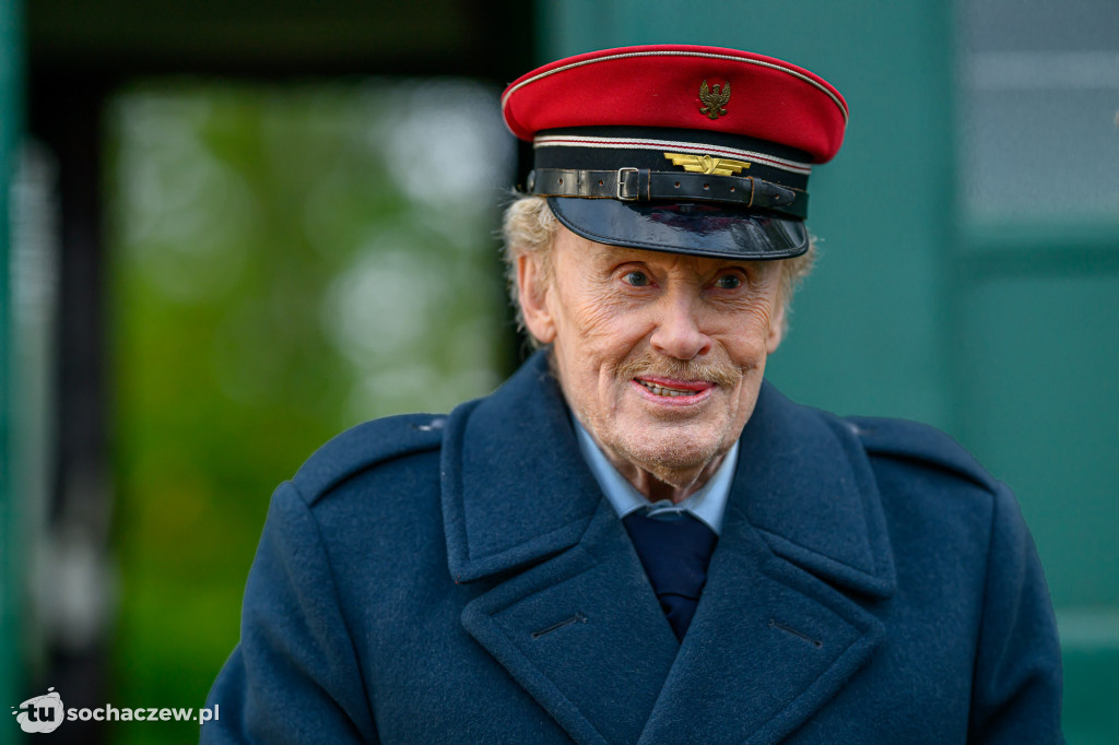 Daniel Olbrychski na planie sochaczewskiej wąskotorówki