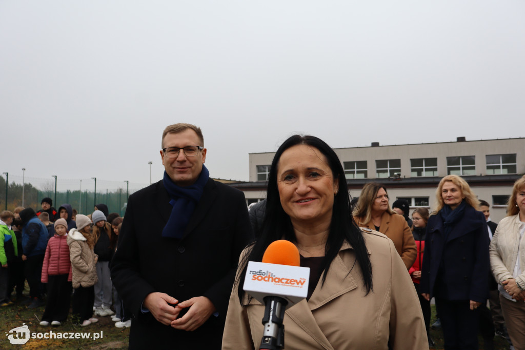 Młodzieszyn: budowę hali czas zacząć, wbito łopaty