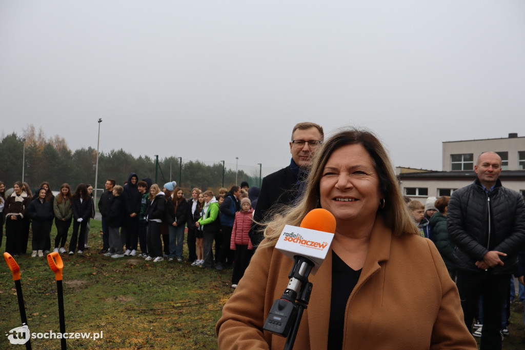 Młodzieszyn: budowę hali czas zacząć, wbito łopaty