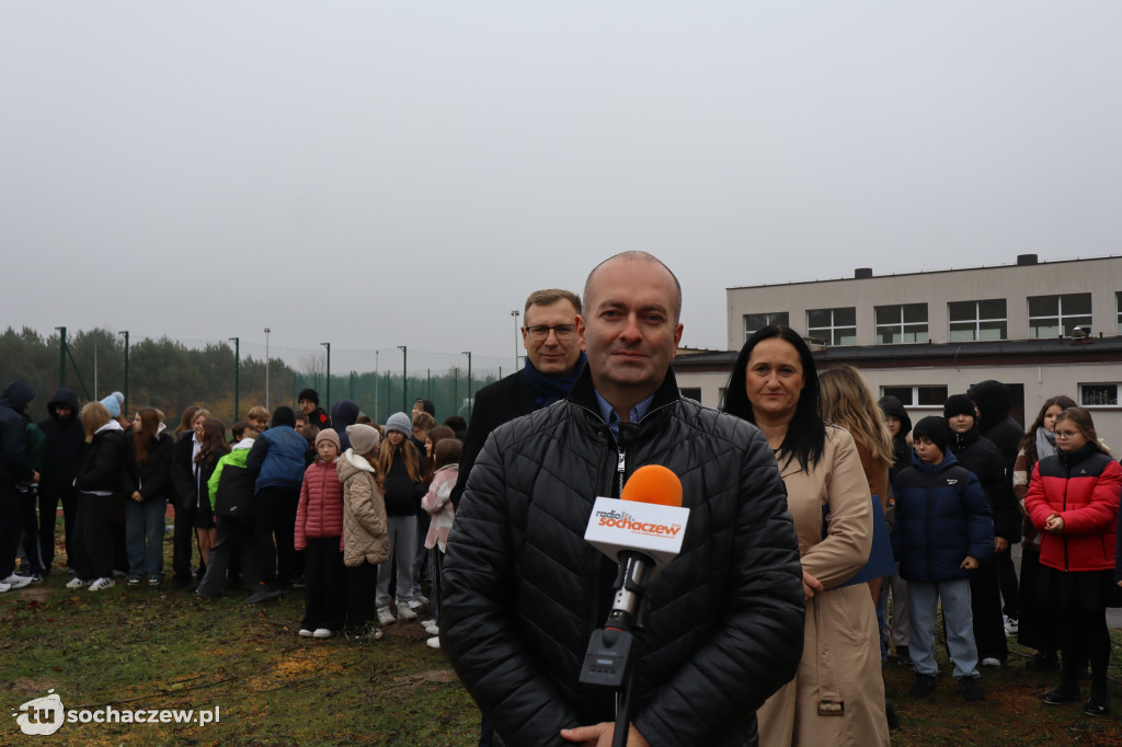 Młodzieszyn: budowę hali czas zacząć, wbito łopaty