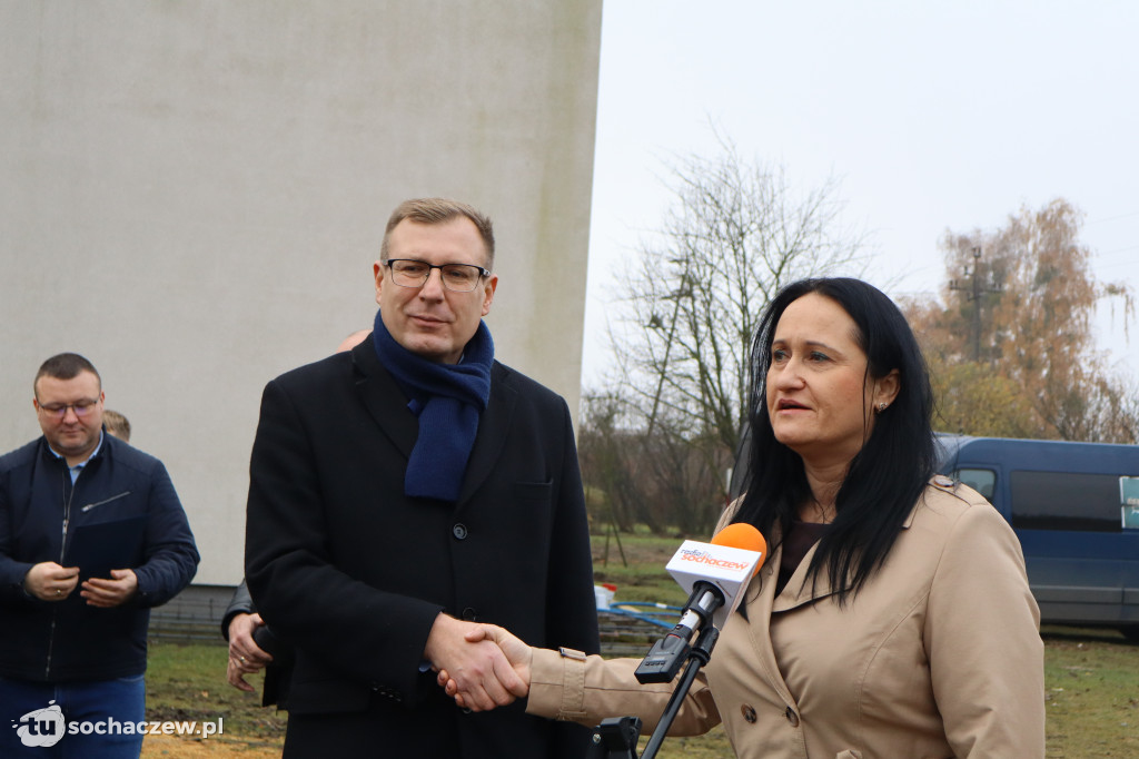 Młodzieszyn: budowę hali czas zacząć, wbito łopaty