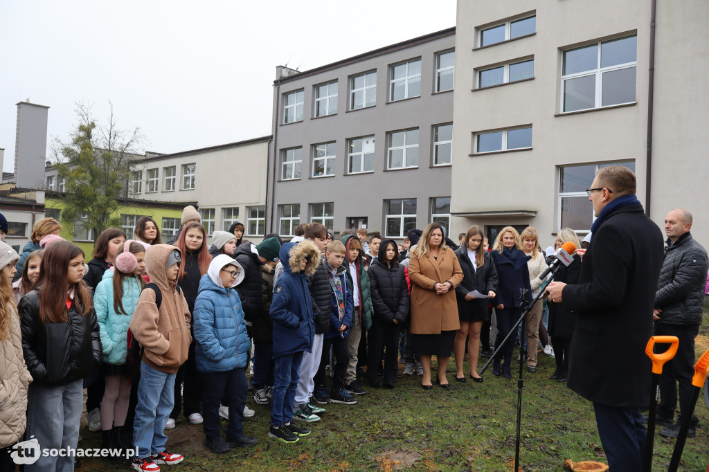 Młodzieszyn: budowę hali czas zacząć, wbito łopaty