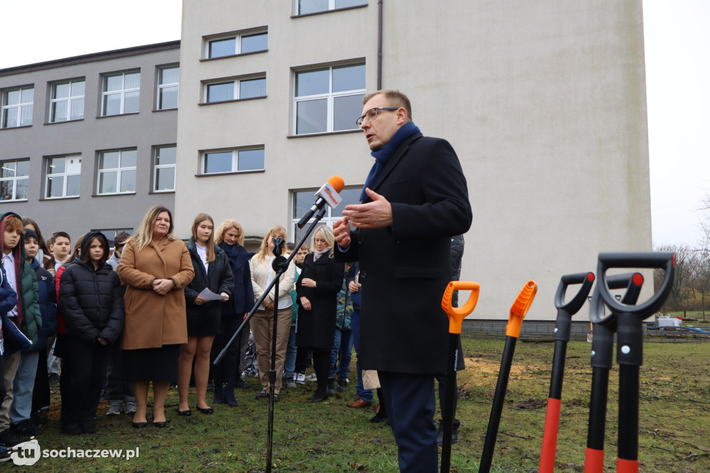 Młodzieszyn: budowę hali czas zacząć, wbito łopaty