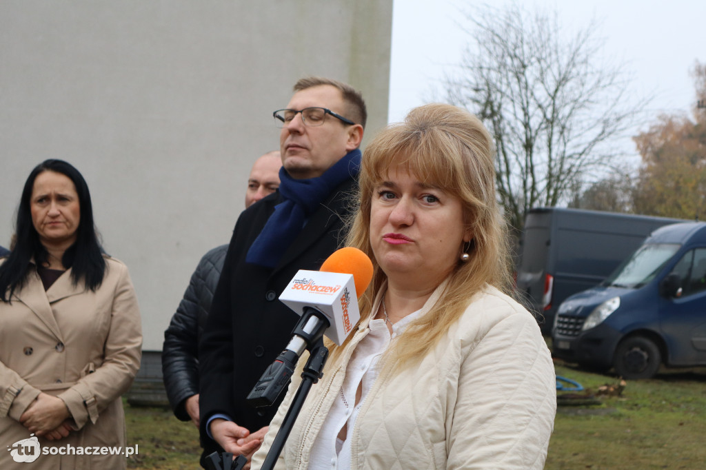 Młodzieszyn: budowę hali czas zacząć, wbito łopaty