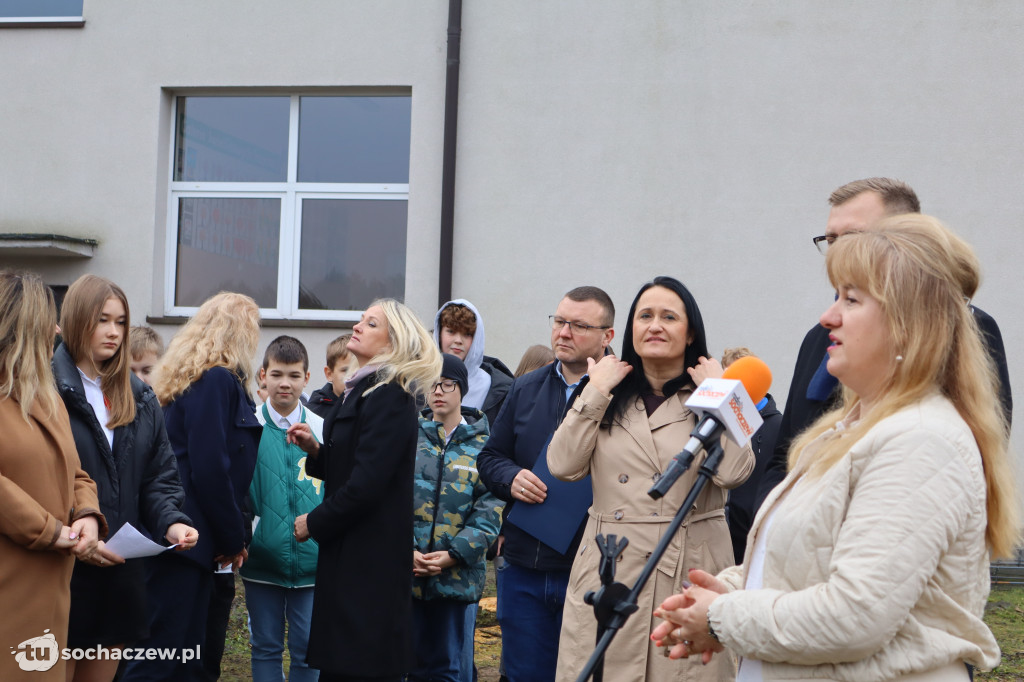 Młodzieszyn: budowę hali czas zacząć, wbito łopaty