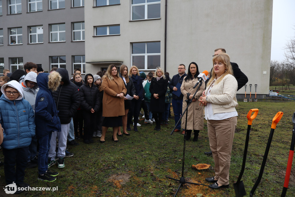 Młodzieszyn: budowę hali czas zacząć, wbito łopaty