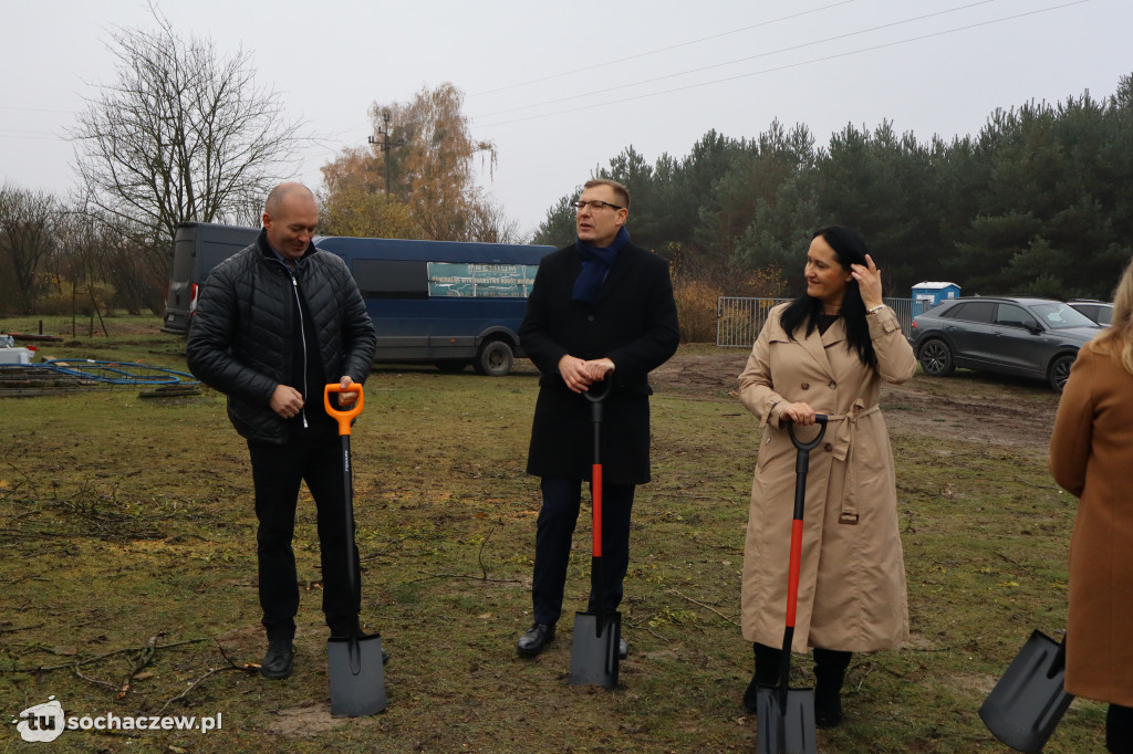 Młodzieszyn: budowę hali czas zacząć, wbito łopaty