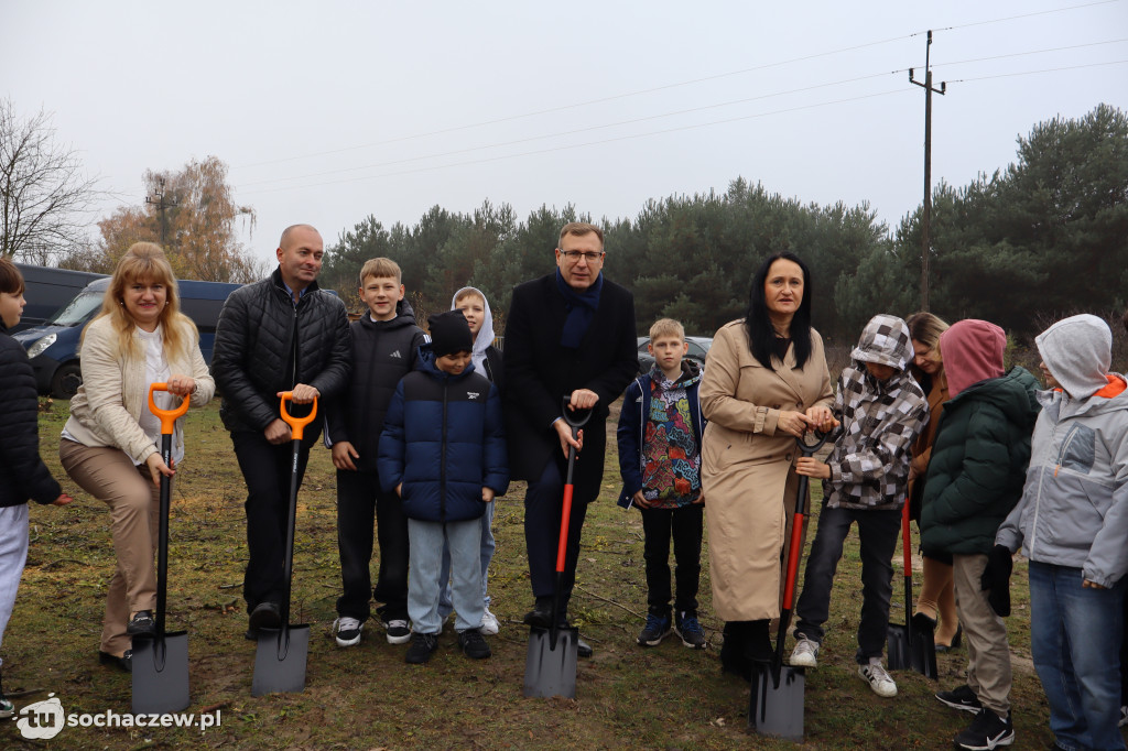 Młodzieszyn: budowę hali czas zacząć, wbito łopaty