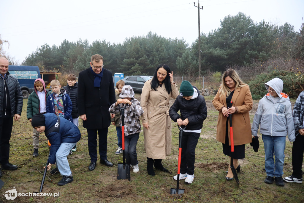 Młodzieszyn: budowę hali czas zacząć, wbito łopaty
