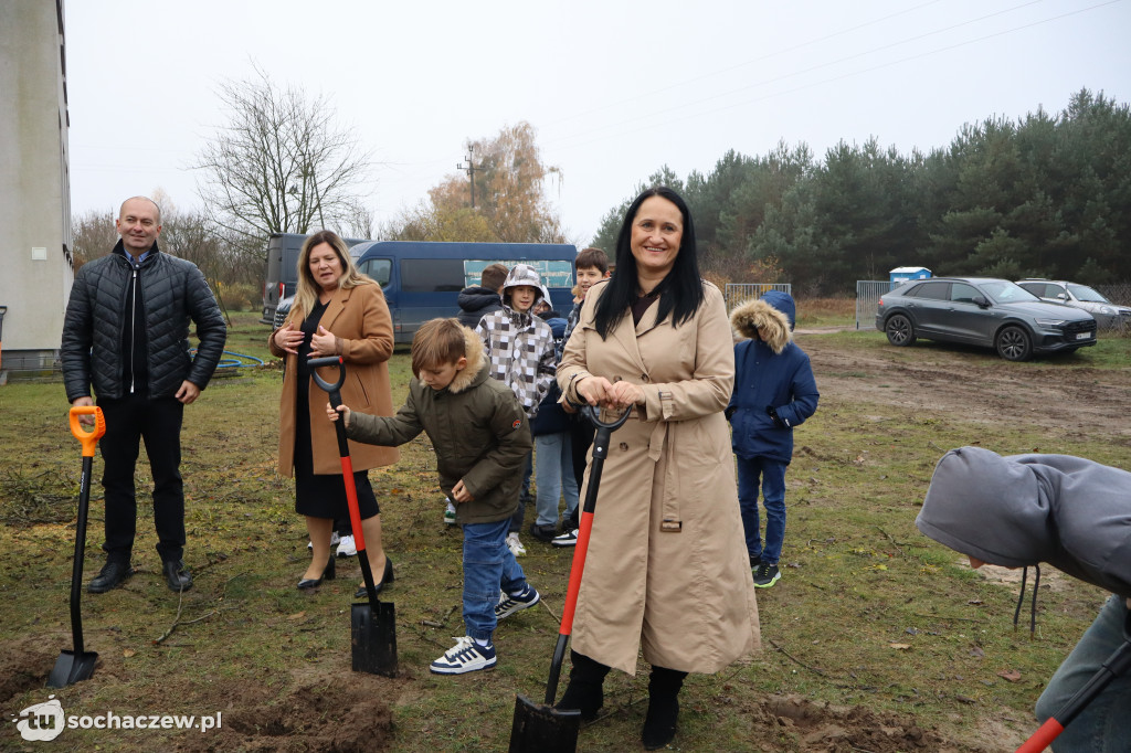 Młodzieszyn: budowę hali czas zacząć, wbito łopaty