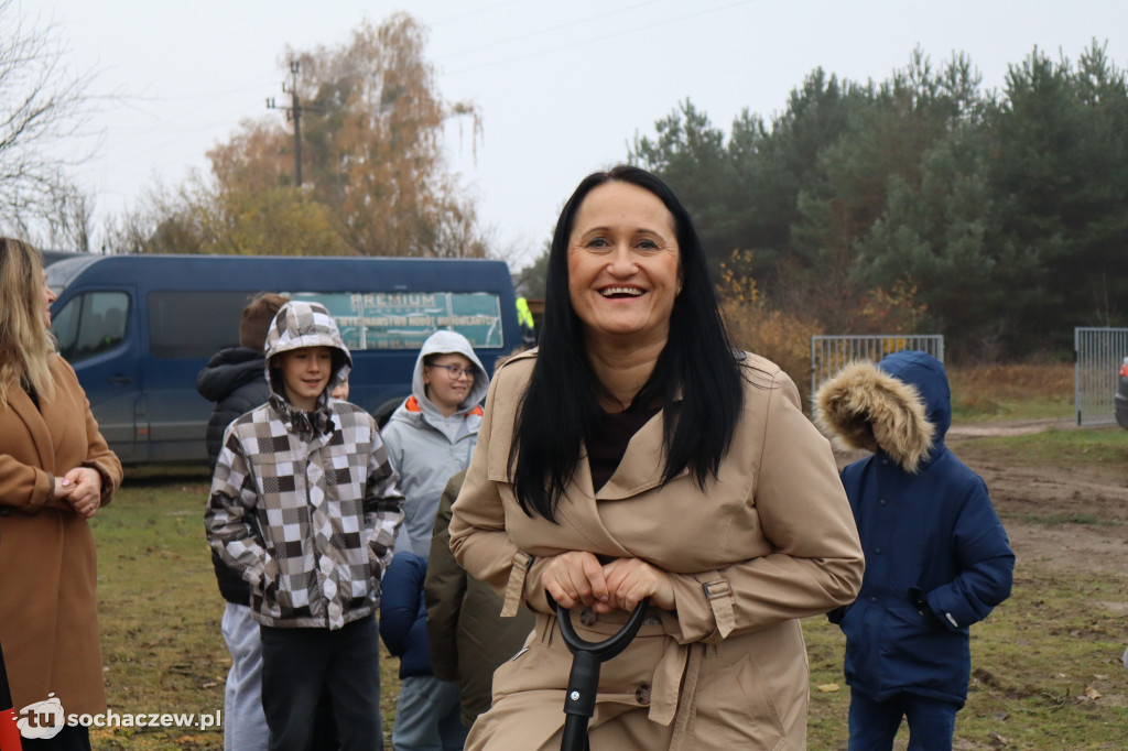 Młodzieszyn: budowę hali czas zacząć, wbito łopaty