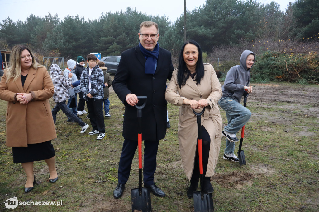 Młodzieszyn: budowę hali czas zacząć, wbito łopaty