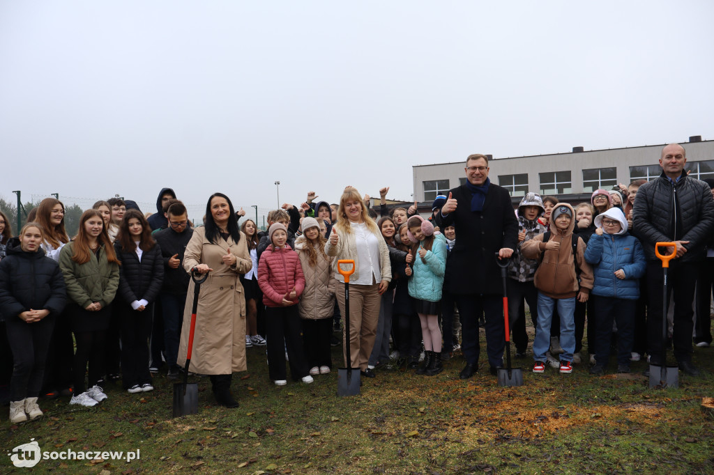Młodzieszyn: budowę hali czas zacząć, wbito łopaty