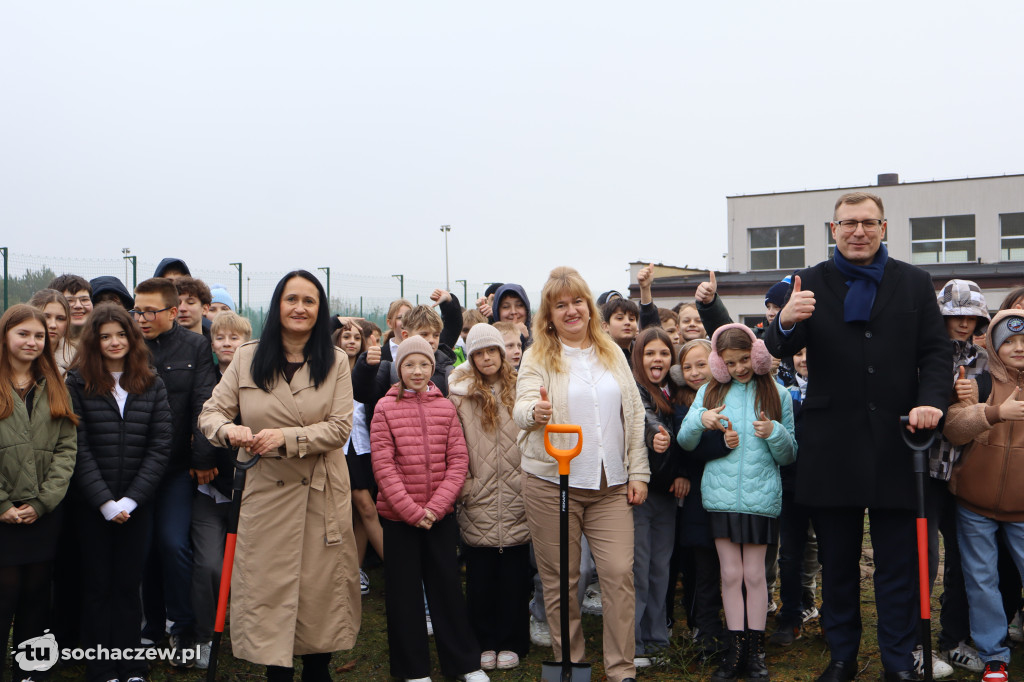 Młodzieszyn: budowę hali czas zacząć, wbito łopaty