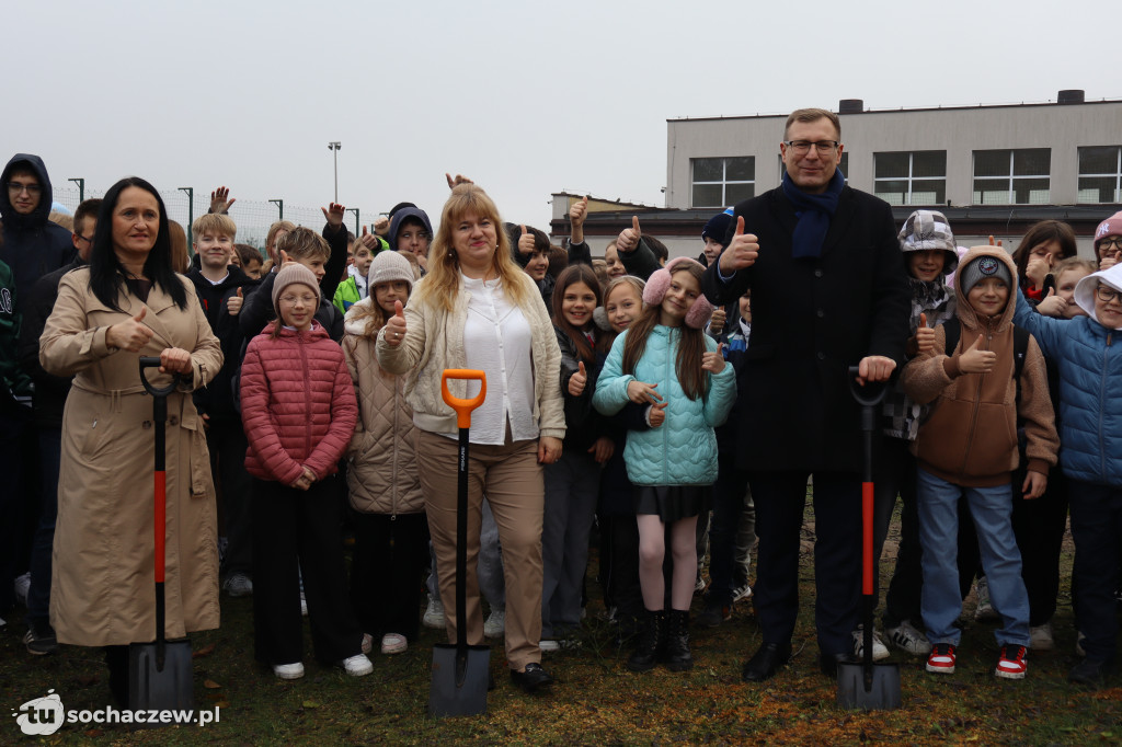 Młodzieszyn: budowę hali czas zacząć, wbito łopaty