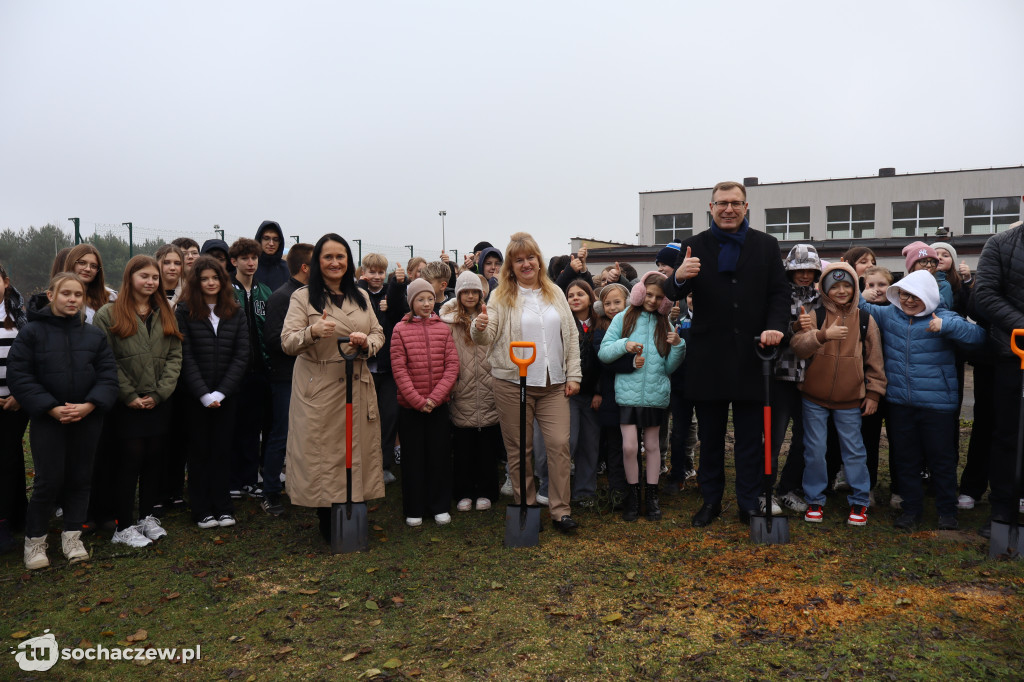 Młodzieszyn: budowę hali czas zacząć, wbito łopaty