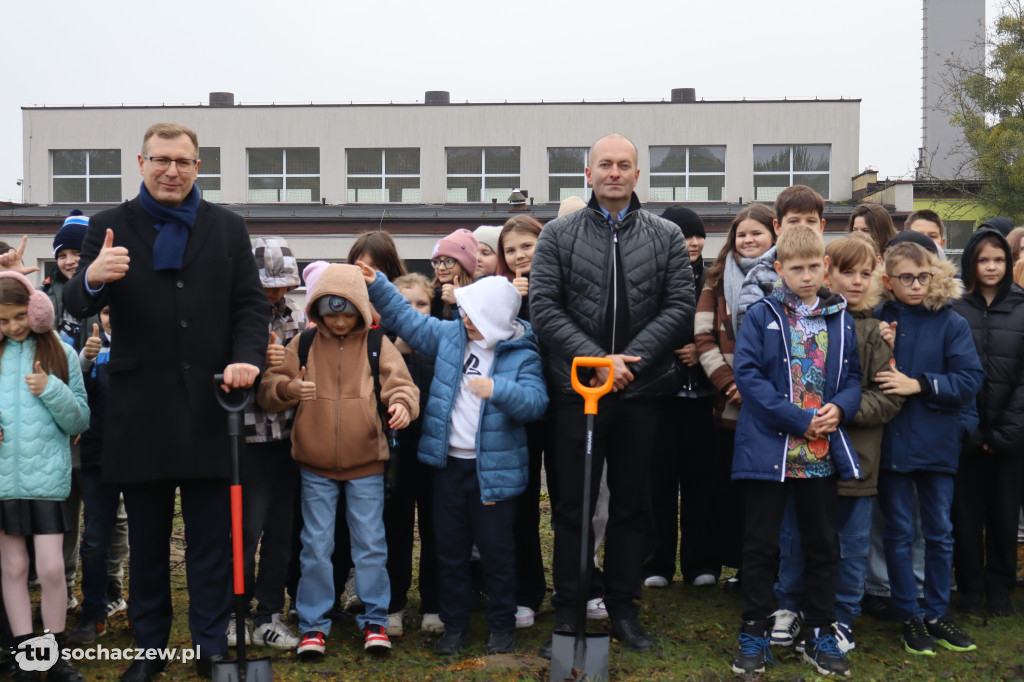 Młodzieszyn: budowę hali czas zacząć, wbito łopaty