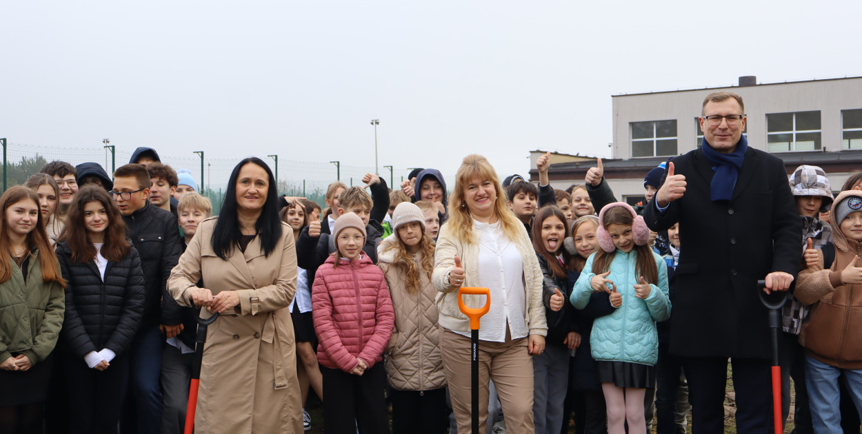 Młodzieszyn: budowę hali czas zacząć, wbito łopaty