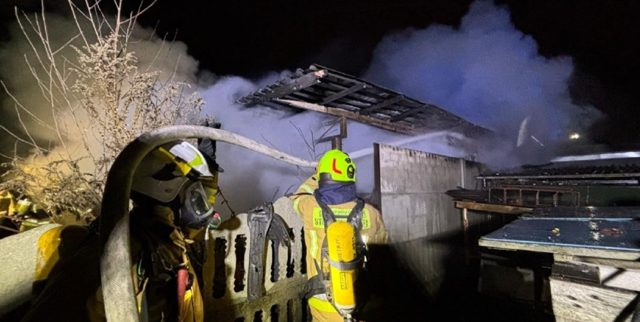 Nocny pożar w Kozłowie Biskupim, paliły się blaszaki