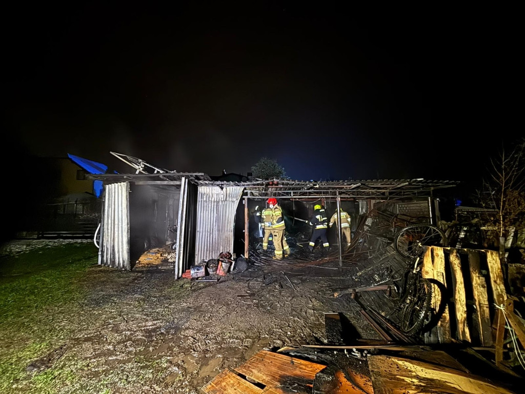 Nocny pożar w Kozłowie Biskupim, paliły się blaszaki