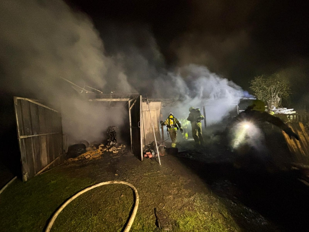 Nocny pożar w Kozłowie Biskupim, paliły się blaszaki
