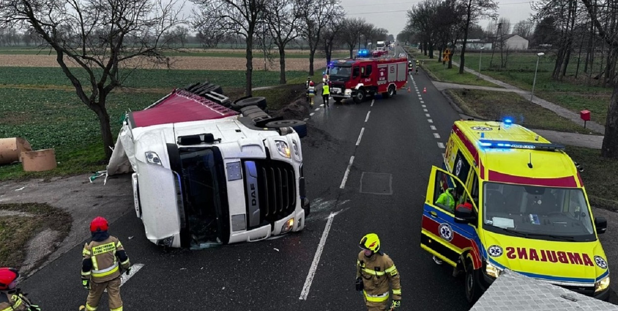 Przewrócona ciężarówka w Chrzczanach