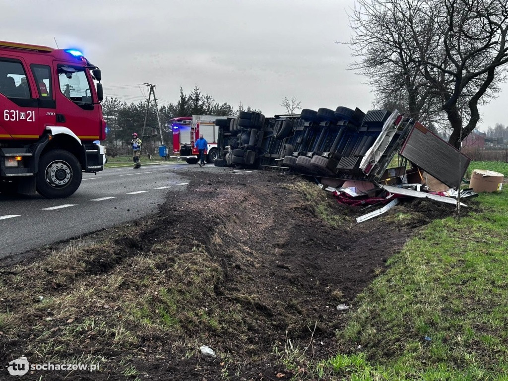 Przewrócona ciężarówka w Chrzczanach