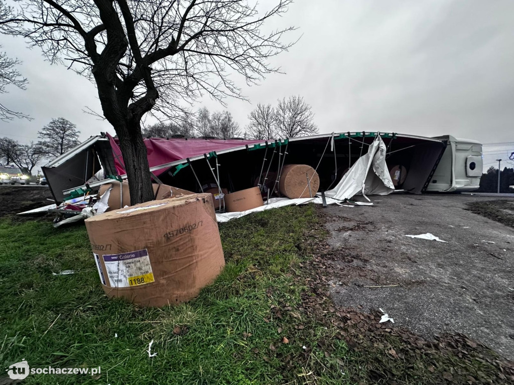 Przewrócona ciężarówka w Chrzczanach