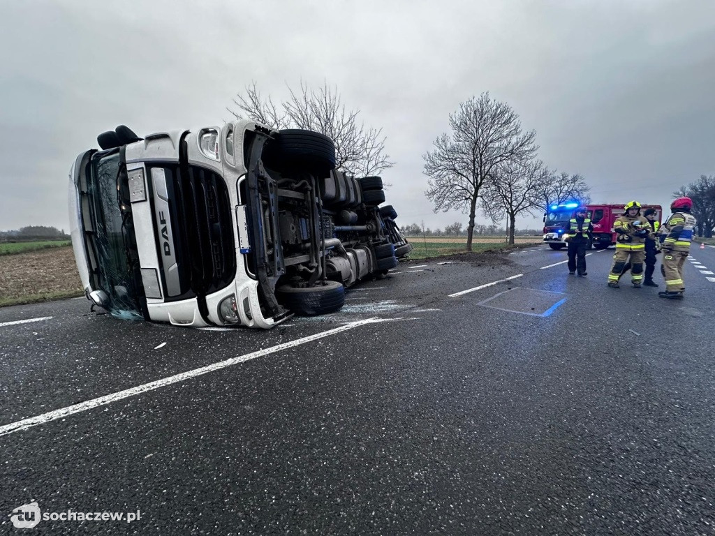 Przewrócona ciężarówka w Chrzczanach
