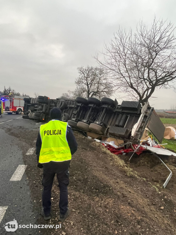 Przewrócona ciężarówka w Chrzczanach