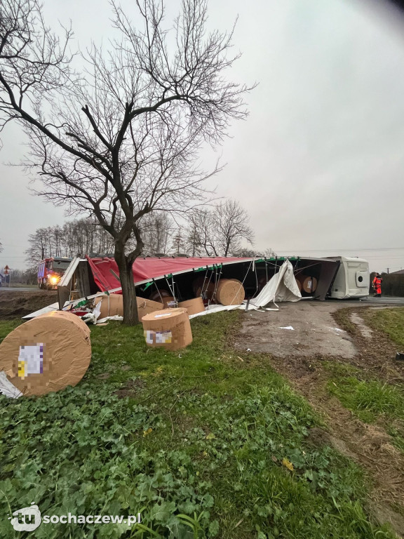 Przewrócona ciężarówka w Chrzczanach