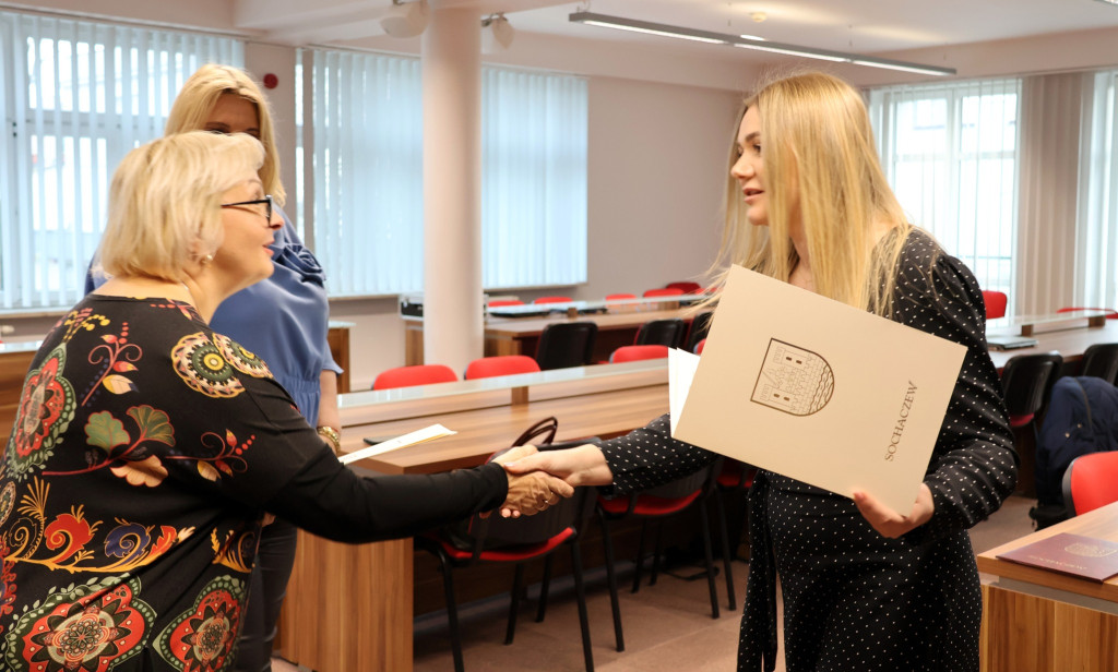 Sześć sochaczewskich nauczycielek z aktami mianowania