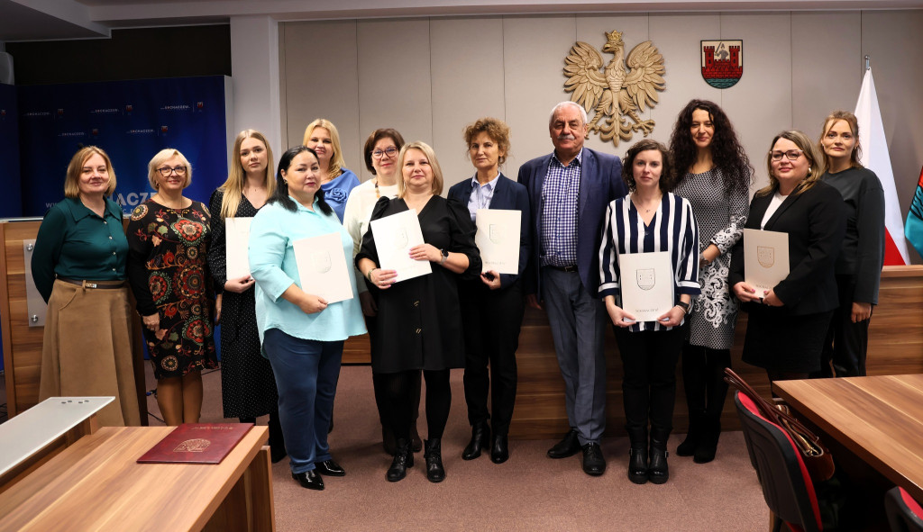 Sześć sochaczewskich nauczycielek z aktami mianowania