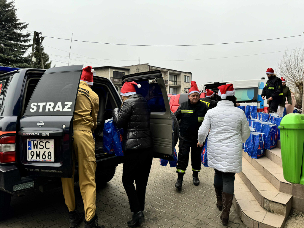 Paczki świąteczne dla mieszkańców gminy Młodzieszyn