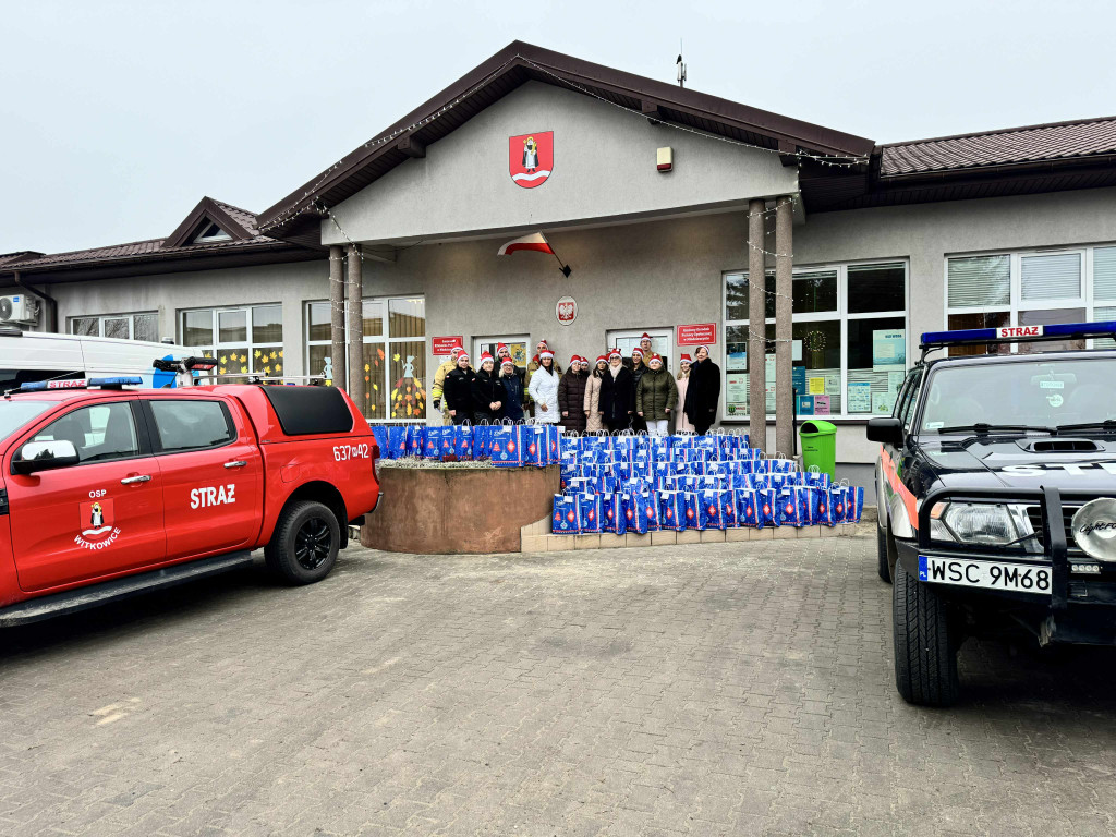 Paczki świąteczne dla mieszkańców gminy Młodzieszyn
