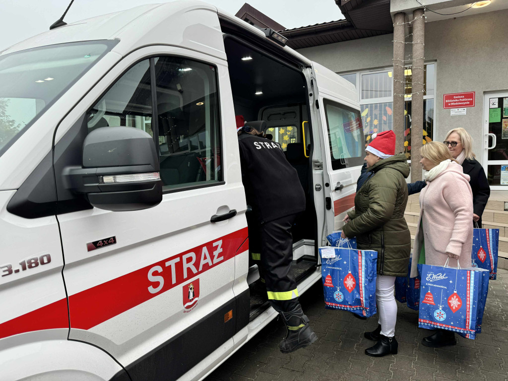 Paczki świąteczne dla mieszkańców gminy Młodzieszyn