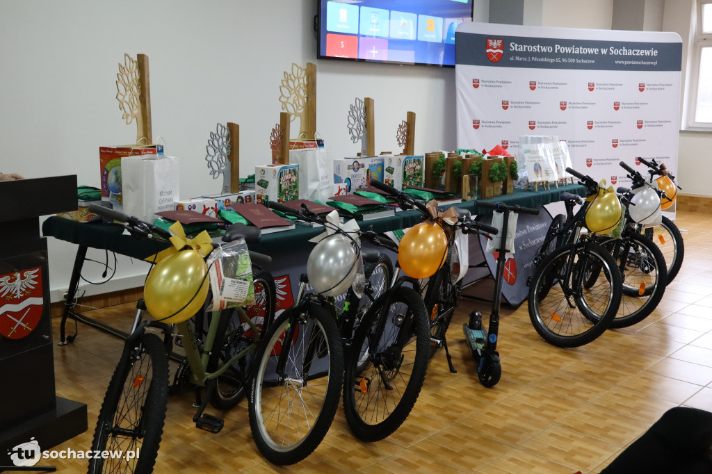 Podsumowano zbiórkę puszek i makulatury