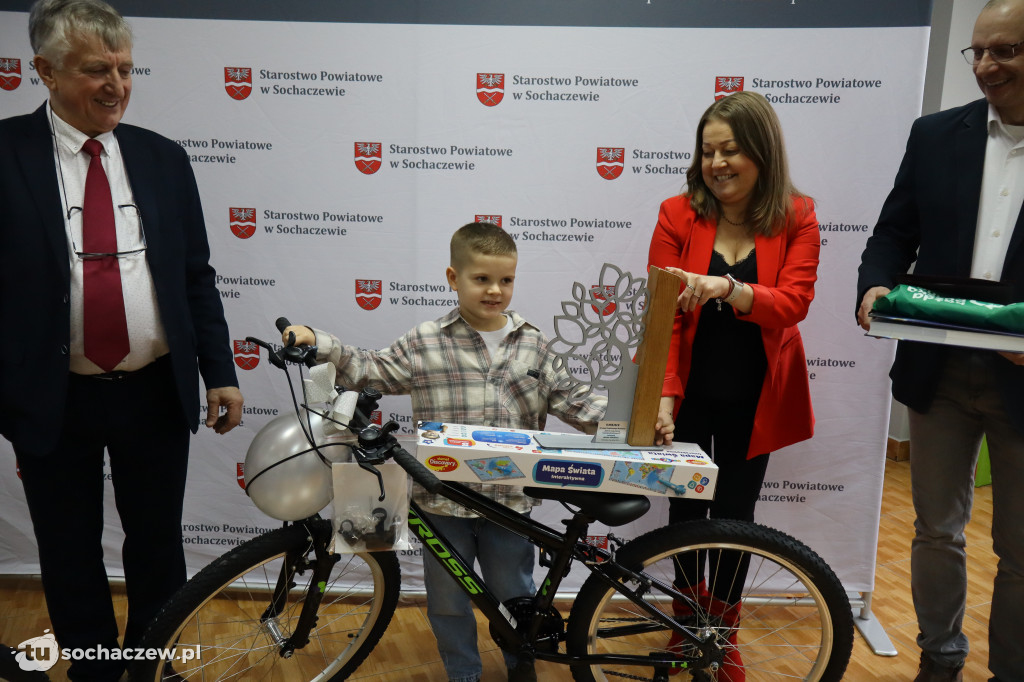 Podsumowano zbiórkę puszek i makulatury