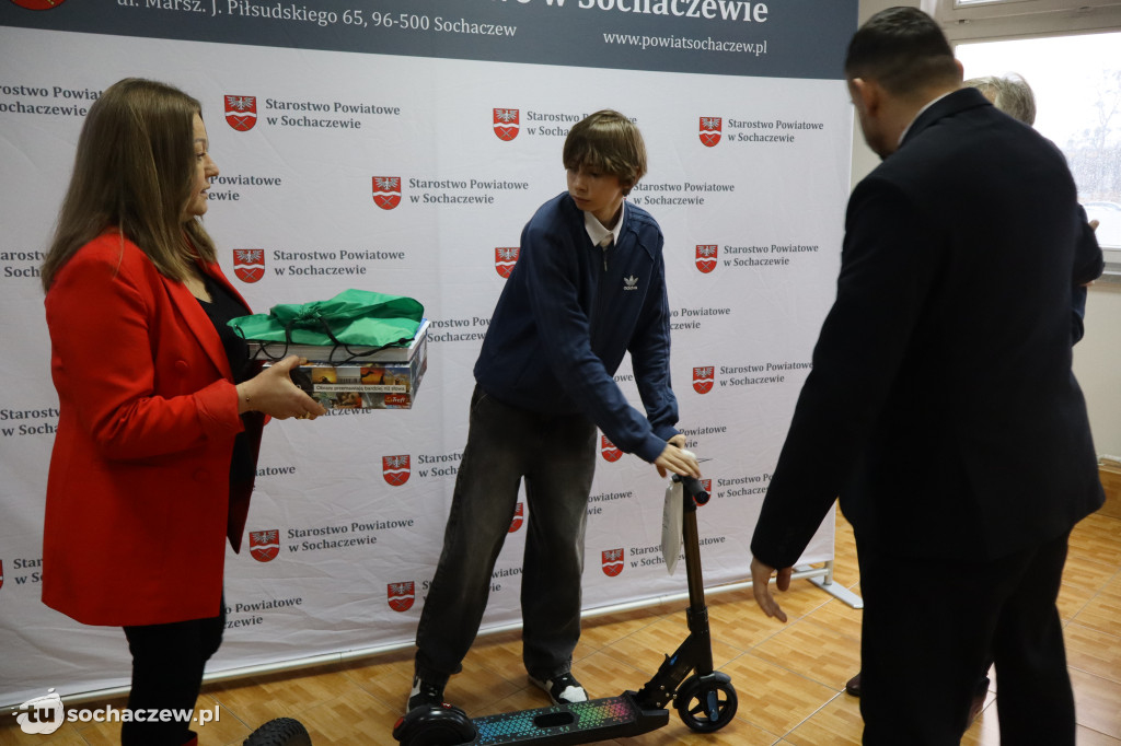 Podsumowano zbiórkę puszek i makulatury