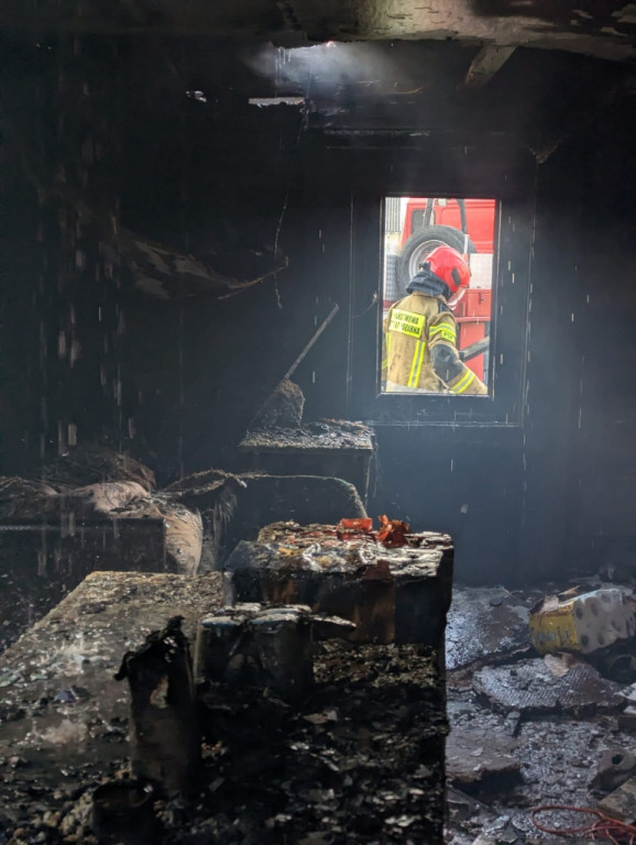 Łaziska: drewniany dom spłonął całkowicie, na miejscu aż 8 samochodów straży