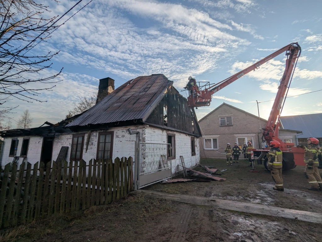 Łaziska: drewniany dom spłonął całkowicie, na miejscu aż 8 samochodów straży