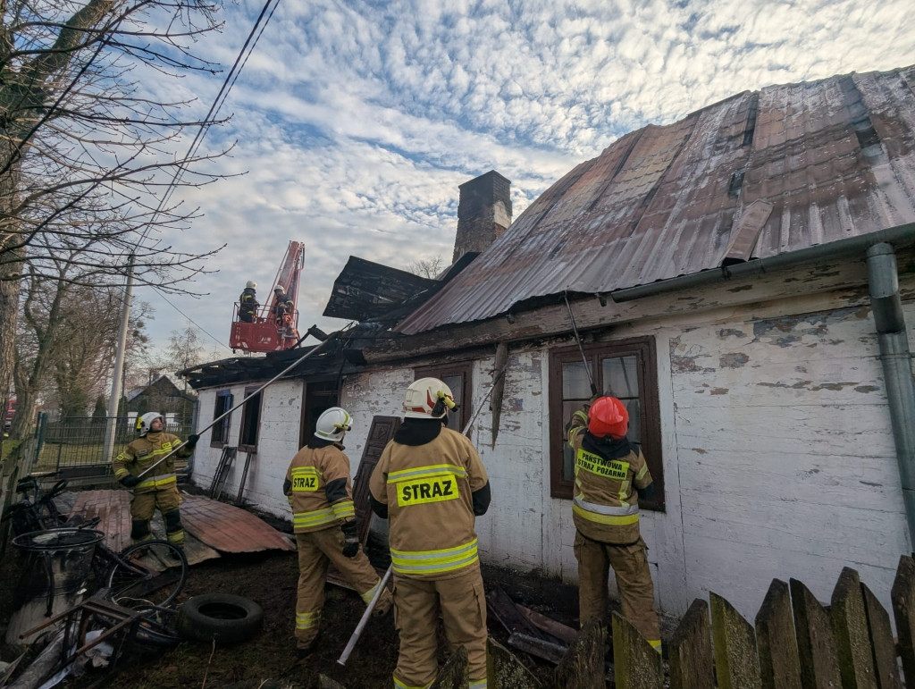 Łaziska: drewniany dom spłonął całkowicie, na miejscu aż 8 samochodów straży