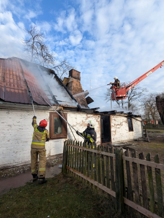 Łaziska: drewniany dom spłonął całkowicie, na miejscu aż 8 samochodów straży