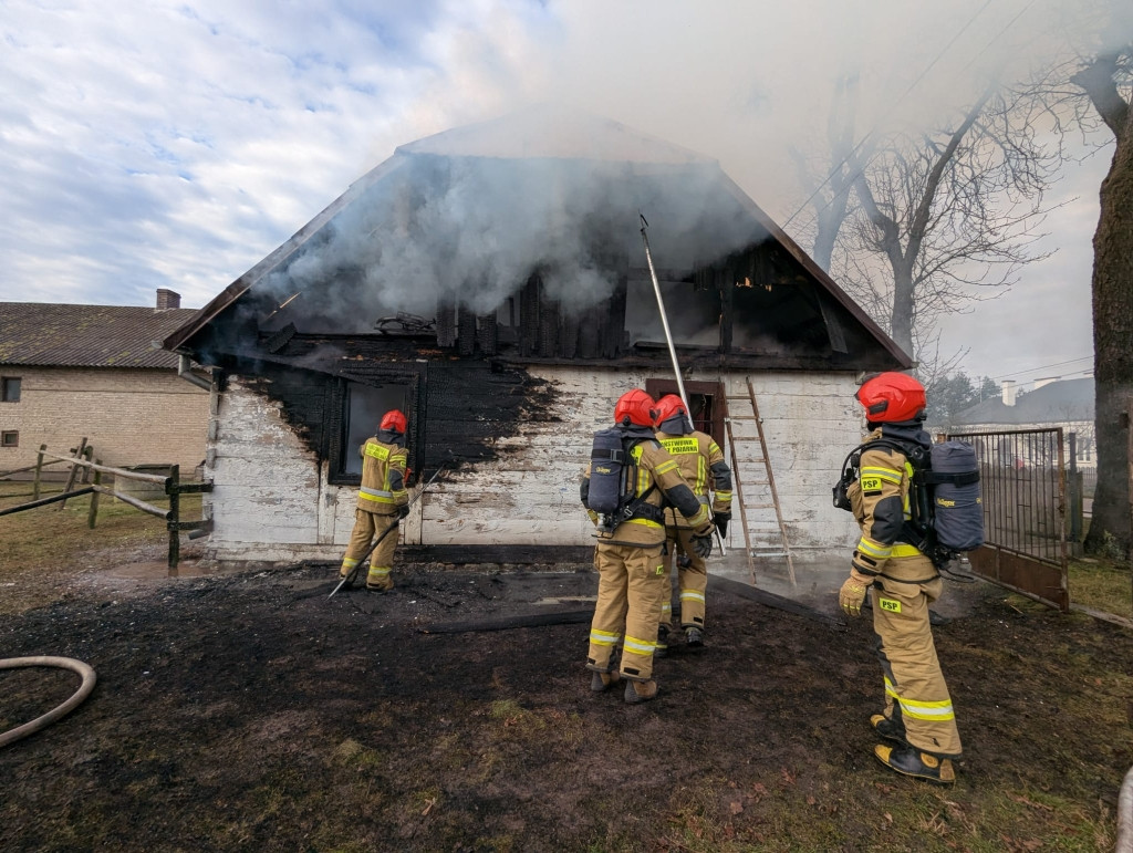 Łaziska: drewniany dom spłonął całkowicie, na miejscu aż 8 samochodów straży