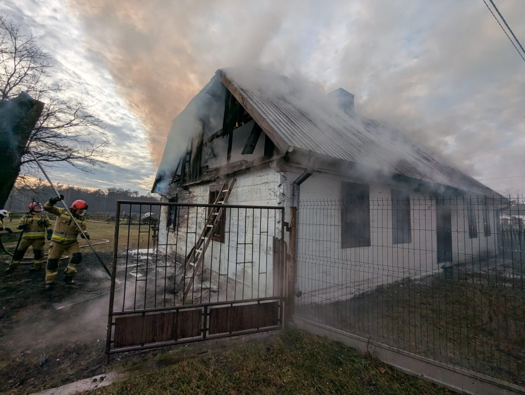 Łaziska: drewniany dom spłonął całkowicie, na miejscu aż 8 samochodów straży