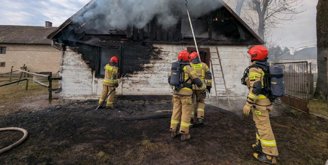Łaziska: drewniany dom spłonął całkowicie, na miejscu aż 8 samochodów straży