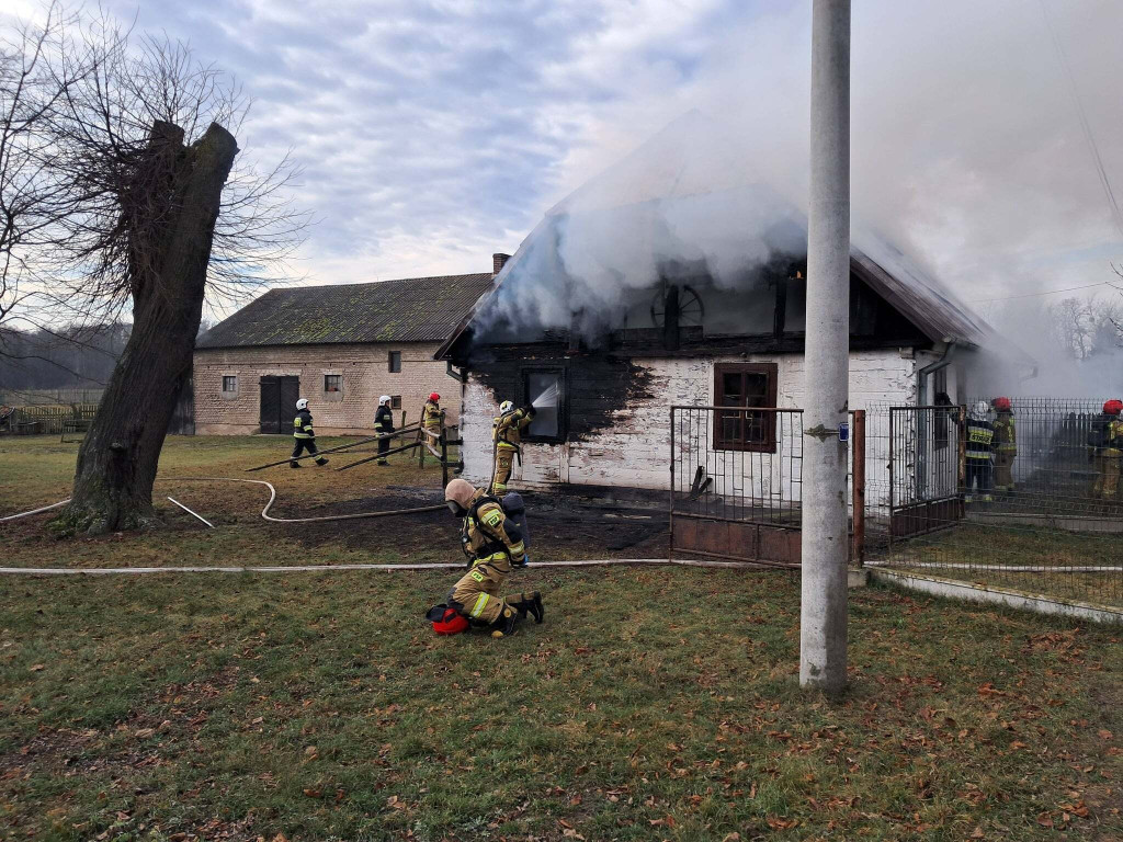 Łaziska: drewniany dom spłonął całkowicie, na miejscu aż 8 samochodów straży