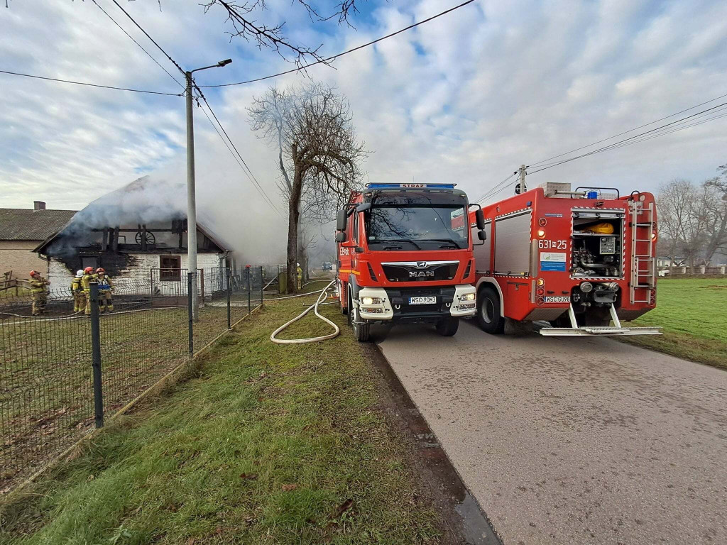 Łaziska: drewniany dom spłonął całkowicie, na miejscu aż 8 samochodów straży